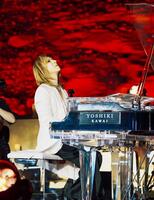 　世界遺産のステージでピアノを奏でるＹＯＳＨＩＫＩ