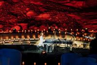 　紅に染まる世界遺産でピアノを演奏するＹＯＳＨＩＫＩ