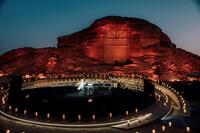 　紅に染まる世界遺産でピアノを演奏するＹＯＳＨＩＫＩ