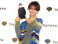 　２０２６年版カレンダーを発売した鈴木秀脩