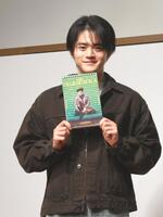 　カレンダーを持つ鈴鹿央士