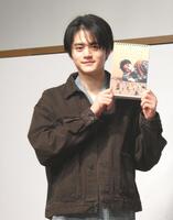 　カレンダーのお気に入りの「９月」のページを見せる鈴鹿央士