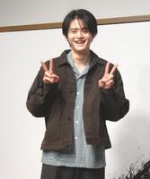 　撮影に応じる鈴鹿央士