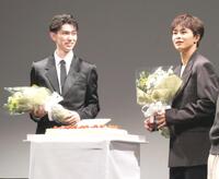 　サプライズで誕生日を祝われ驚きを隠せない様子の草川拓弥（右）と笑顔の樋口幸平