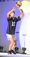 　自由パフォーマンスで得意のバレーボールを披露する大野礼音さん（撮影・持木克友）