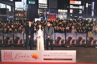 　ライトアップイベントに登場した（左から）福士蒼汰、福原遥、行定勲監督