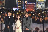 　ライトアップイベントに登場した（左から）福士蒼汰、福原遥、行定勲監督
