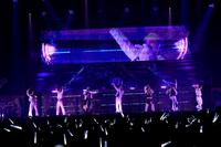 　ステージで躍動するＢＡＬＬＩＳＴＩＫ　ＢＯＹＺの（左から）砂田将宏、日高竜太、海沼流星、松井利樹、奥田力也、加納嘉将、深堀未来