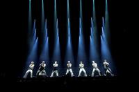 　ライブで躍動するＢＡＬＬＩＳＴＩＫ　ＢＯＹＺの（左から）日高竜太、海沼流星、奥田力也、深堀未来、砂田将宏、松井利樹、加納嘉将