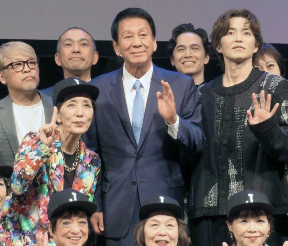 　優勝チームのメンバーと並ぶ杉良太郎（中央）ら