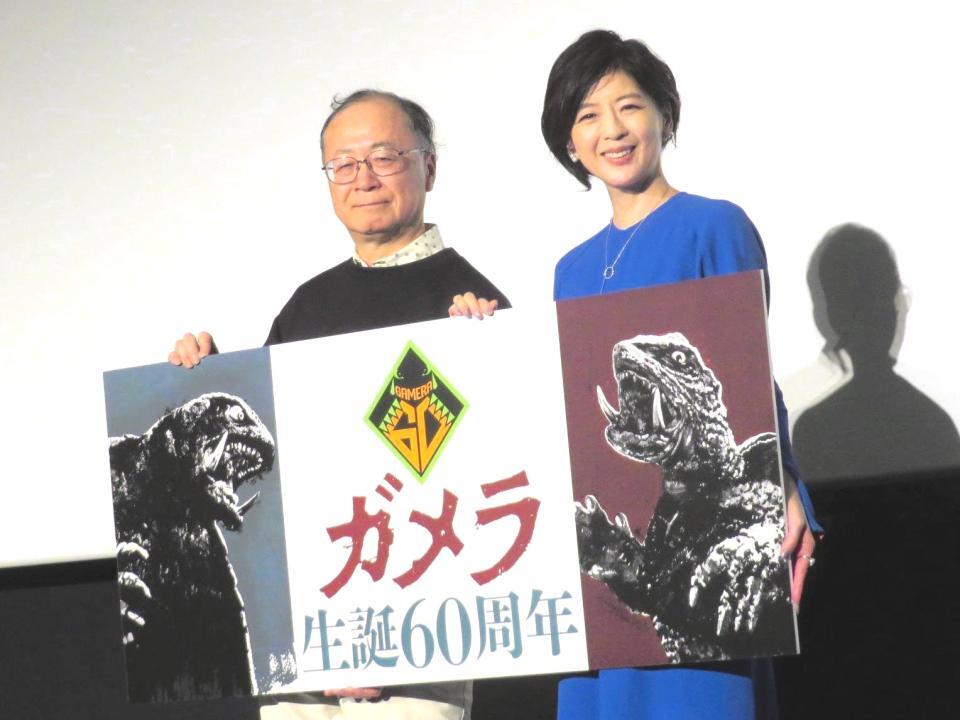 　舞台あいさつした金子修介監督（左）と中山忍