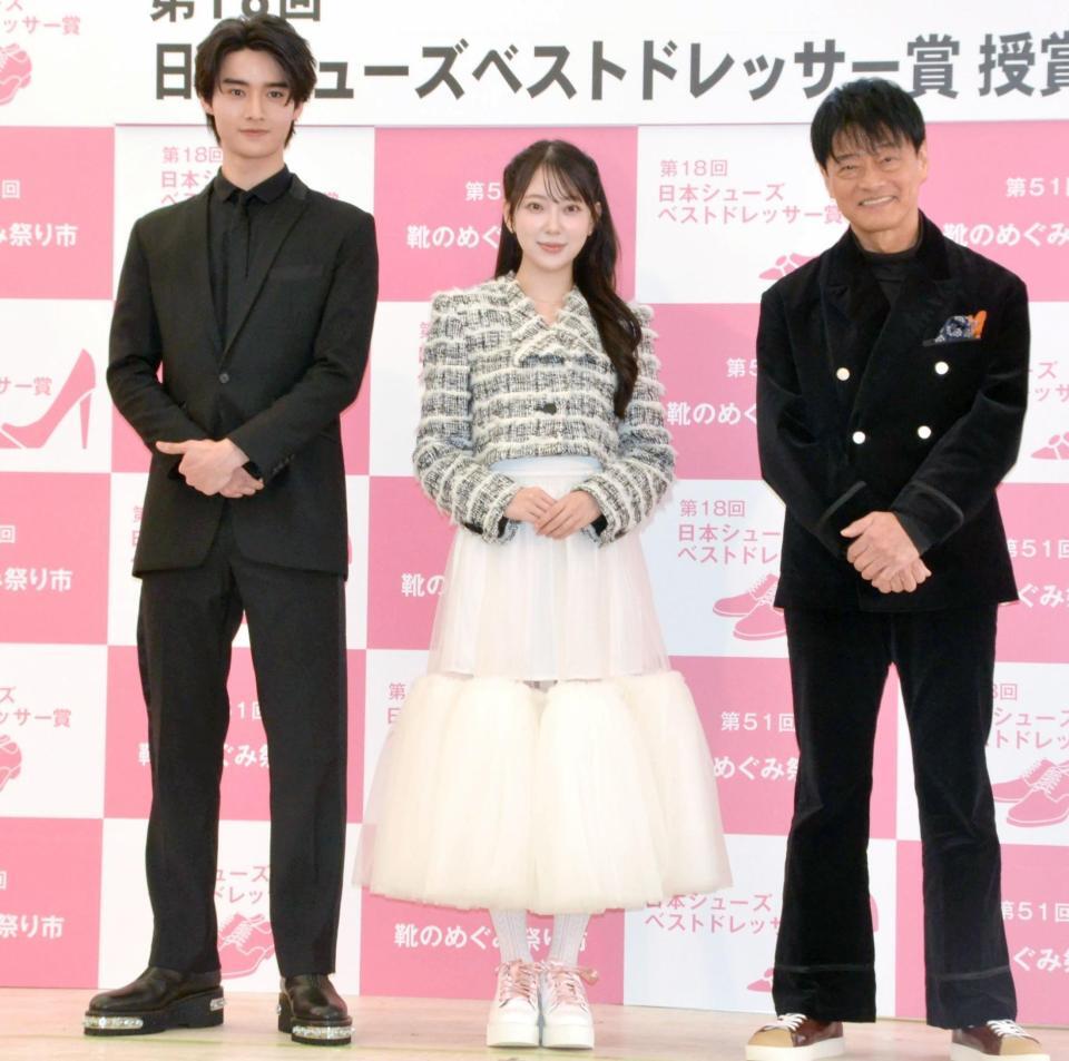 　授賞した（左から）藤岡真威人、堀未央奈、神保悟志