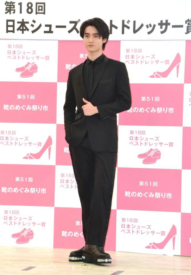 　第１８回「日本シューズベストドレッサー賞」授賞式で、自身がデザインした靴を履いて登場した藤岡真威人