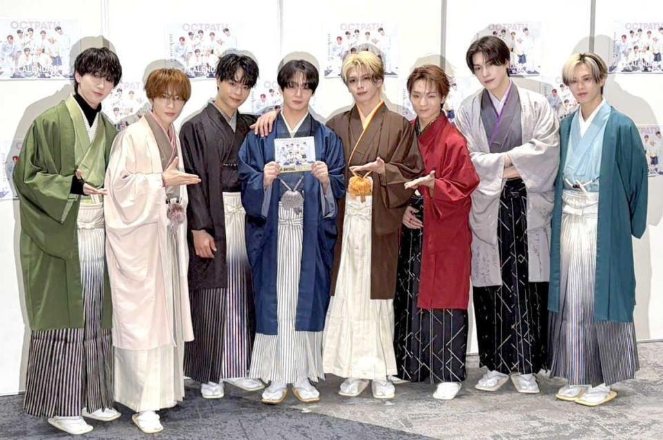 　袴姿でＰＲするＯＣＴＰＡＴＨの（左から）四谷真佑、高橋わたる、海帆、太田駿静、栗田航兵、古瀬直輝、西島蓮汰、小堀柊