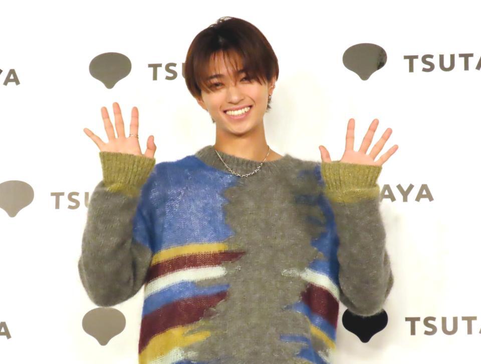 　２０２６年版カレンダーを発売した鈴木秀脩