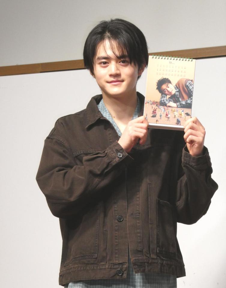 　カレンダーのお気に入りの「９月」のページを見せる鈴鹿央士