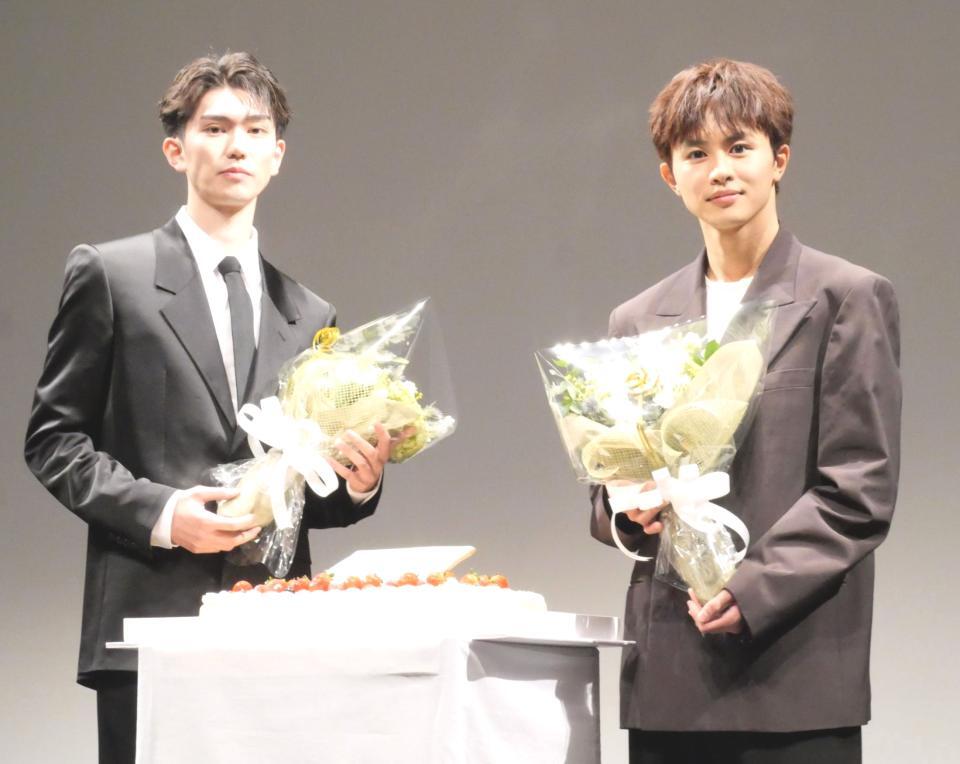　サプライズで誕生日を祝われケーキと花束を贈呈された樋口幸平（左）と草川拓弥