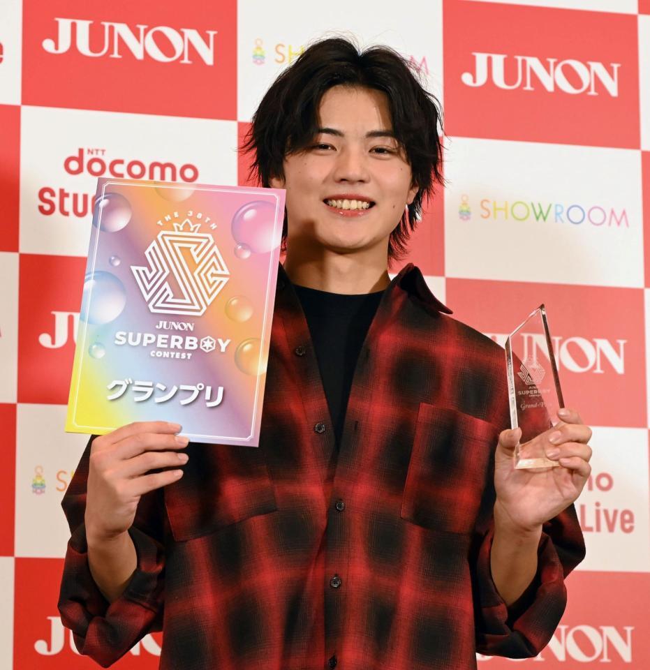 　グランプリのトロフィーとボードを手に笑顔を見せる大野礼音さん（撮影・持木克友）