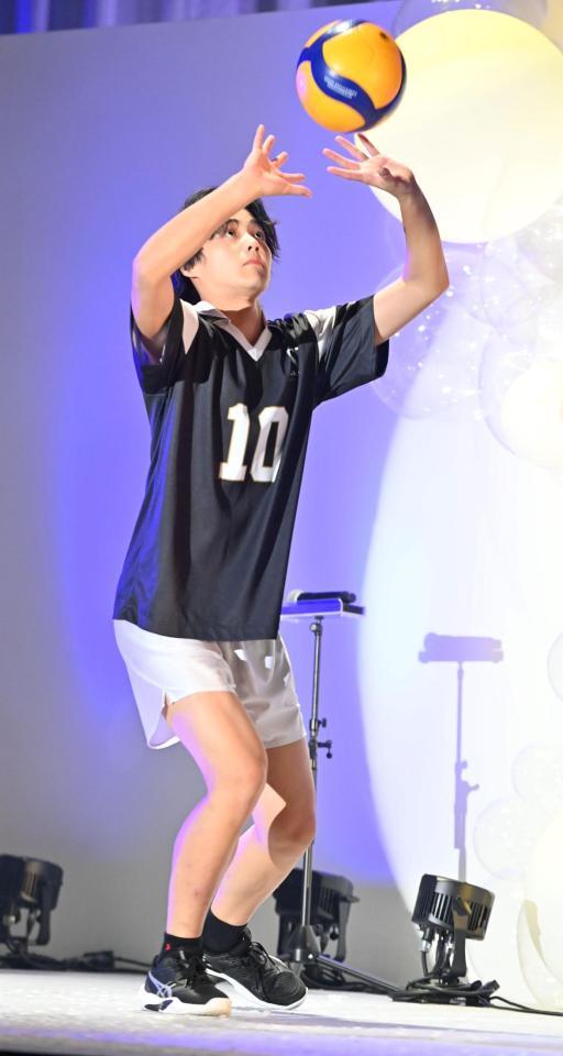 　自由パフォーマンスで得意のバレーボールを披露する大野礼音さん（撮影・持木克友）