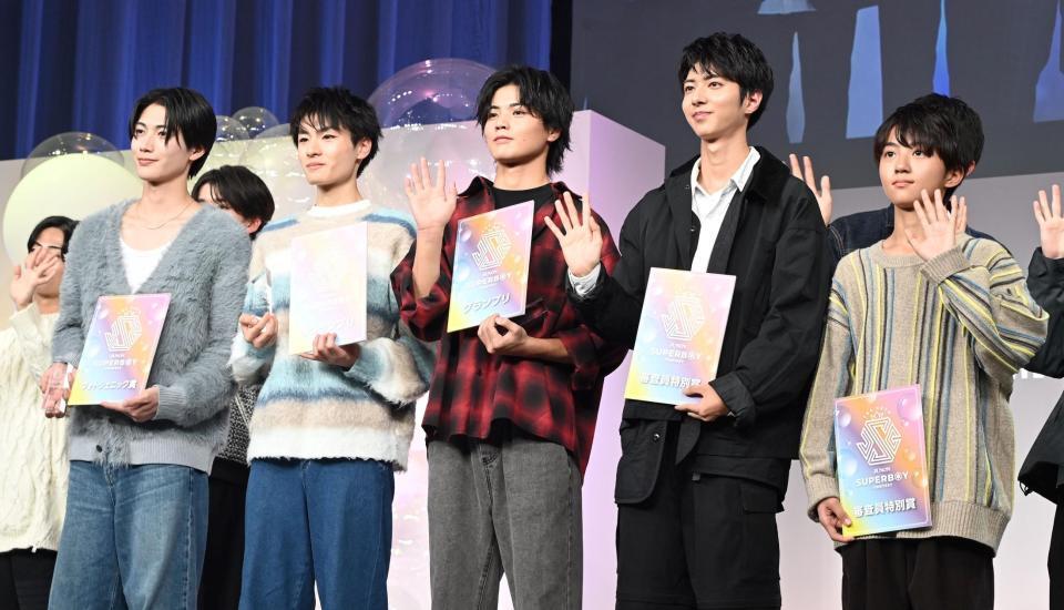 　（左から）フォトジェニック賞の丹野叡さん、準グランプリの福永顕司さん、グランプリの大野礼音さん、審査員特別賞の加藤翔さんと北村桃李さん（撮影・持木克友）