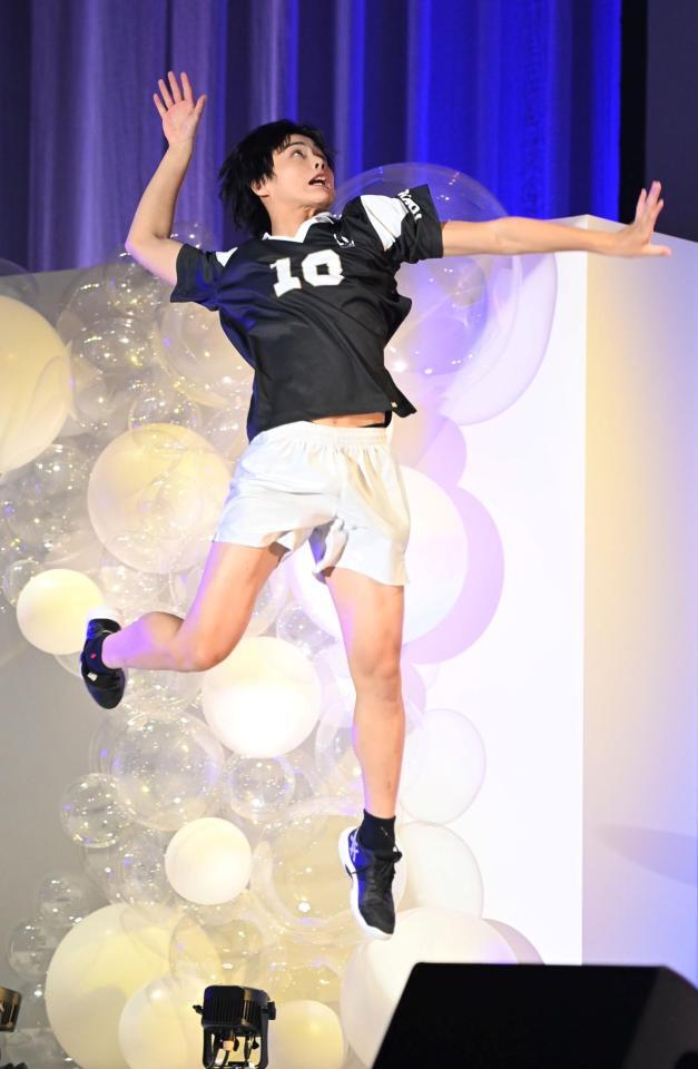 　バレーボールを披露する大野礼音さん（撮影・持木克友）