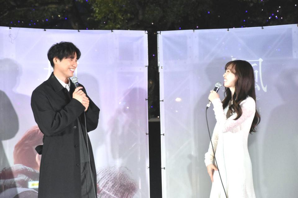 　福原遥（右）に意外な一面をバラされ苦笑する福士蒼汰