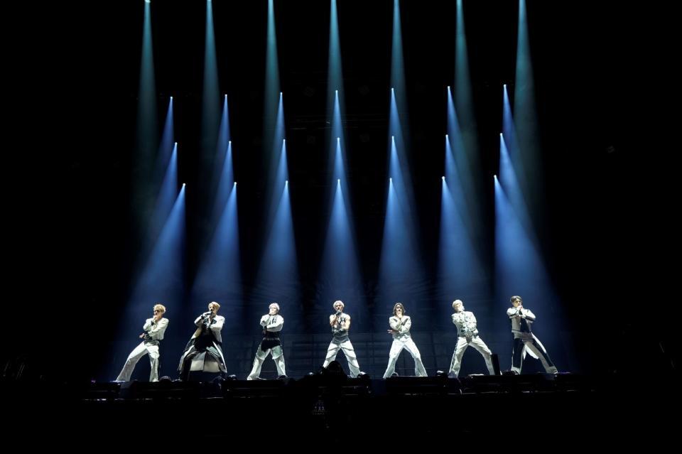 　ライブで躍動するＢＡＬＬＩＳＴＩＫ　ＢＯＹＺの（左から）日高竜太、海沼流星、奥田力也、深堀未来、砂田将宏、松井利樹、加納嘉将