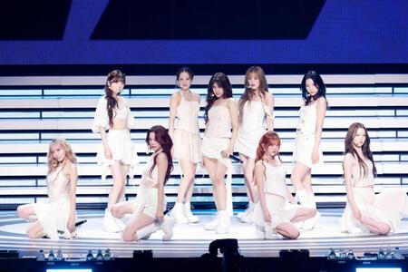 　パフォーマンスを行うＮｉｚｉＵ（撮影：田中聖太郎）