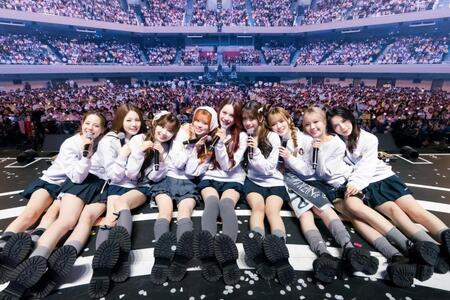 　写真撮影を行うＮｉｚｉＵ（撮影：田中聖太郎）