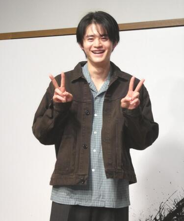 　撮影に応じる鈴鹿央士