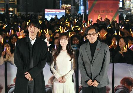 　ライトアップイベントに登場した（左から）福士蒼汰、福原遥、行定勲監督
