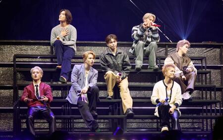 　歌唱するＢＡＬＬＩＳＴＩＫ　ＢＯＹＺのメンバー