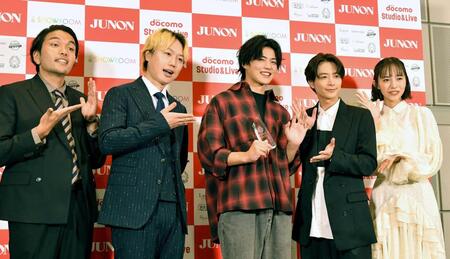 　大野礼音さん（中央）を祝福する（左から）見取り図の盛山晋太郎、リリー、１人おいて小池徹平、井桁弘恵