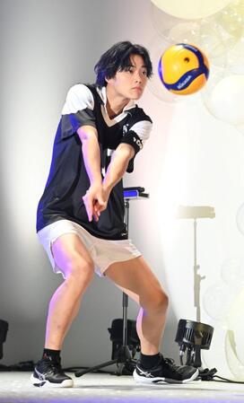 　自由パフォーマンスで得意のバレーボールを披露する大野礼音さん（撮影・持木克友）