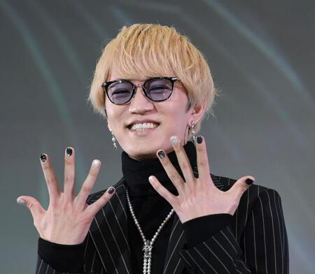 　ネイルを披露する神山智洋（撮影・佐藤厚）