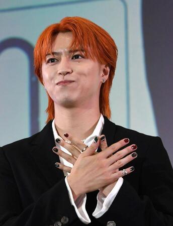 　ネイルを披露する松尾太陽（撮影・佐藤厚）