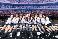 　写真撮影を行うＮｉｚｉＵ（撮影：田中聖太郎）