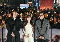 　ライトアップイベントに登場した（左から）福士蒼汰、福原遥、行定勲監督