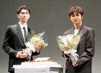 　サプライズで誕生日を祝われた樋口幸平（左）と草川拓弥