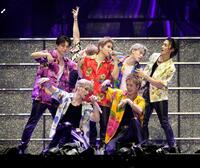 　パフォーマンスするＢＡＬＬＩＳＴＩＫ　ＢＯＹＺ（前列左から）松井利樹、日高竜太（後列左から）加納嘉将、海沼流星、奥田力也、深堀未来、砂田将宏