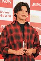 　グランプリのトロフィーを手に笑顔を見せる大野礼音さん（撮影・持木克友）