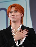 　ネイルを披露する松尾太陽（撮影・佐藤厚）