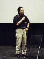 　「パスト　ライブス／再会」トークショーに、劇中主人公の全身コーディネートで登場した令和ロマン・くるま