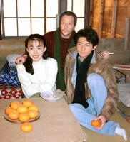 　ドラマ「北の国から」クランクアップで。（左から）中嶋朋子、田中邦衛さん、吉岡秀隆＝１９９２年３月
