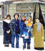 　「北の国から２００２遺言」の富良野ロケで。（左から）内田有紀、吉岡秀隆、田中邦衛さん、西村忠成くん、中嶋朋子＝２００２年３月