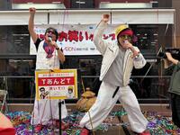 　地元加古川で熱唱するＴあんどＴのＴｏｓｈｉ君（左）とＴｏｊｉ君