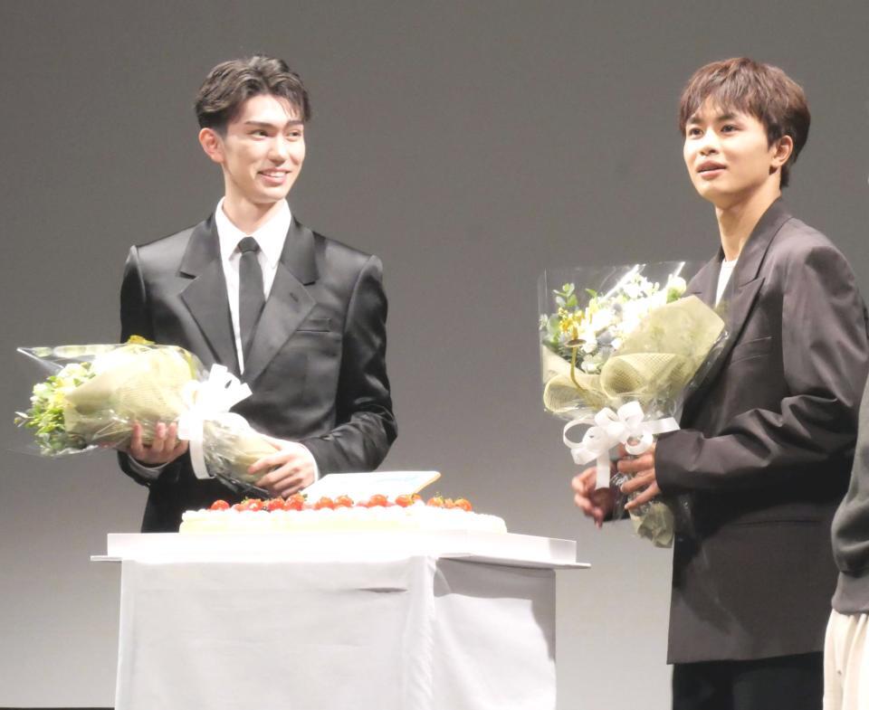 　サプライズで誕生日を祝われ驚きを隠せない様子の草川拓弥（右）と笑顔の樋口幸平