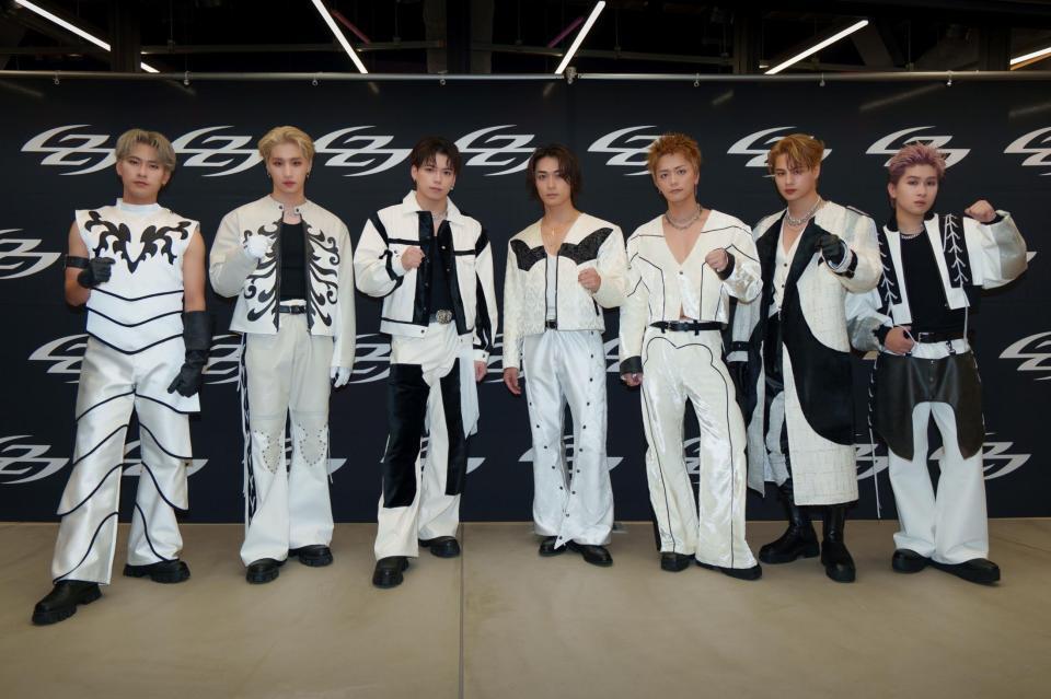 　今年の集大成となるライブを盛大に盛り上げたＢＡＬＬＩＳＴＩＫ　ＢＯＹＺの（左から）深堀未来、松井利樹、加納嘉将、砂田将宏、日高竜太、海沼流星、奥田力也