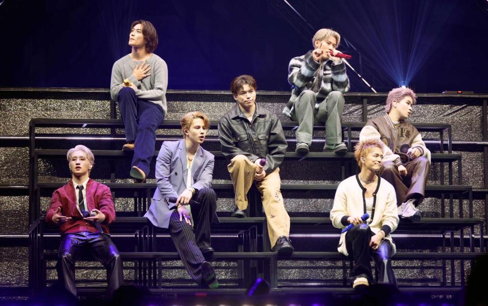 　歌唱するＢＡＬＬＩＳＴＩＫ　ＢＯＹＺのメンバー