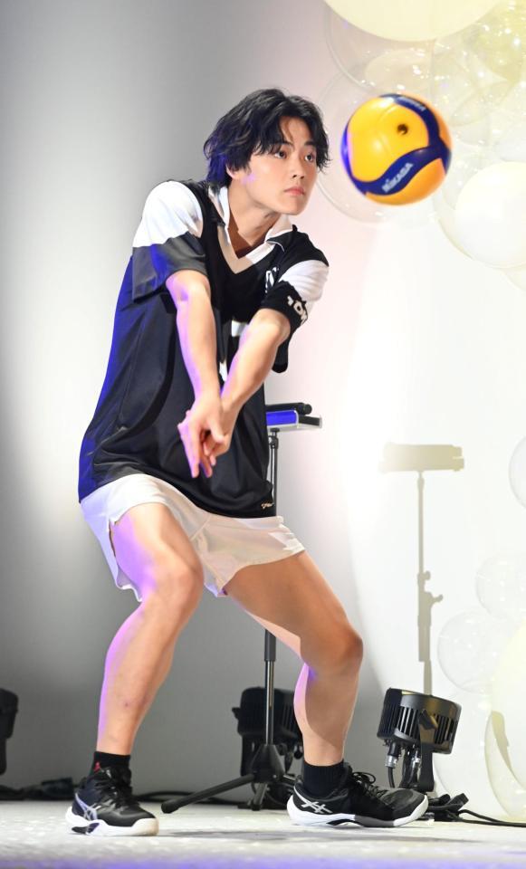 　自由パフォーマンスで得意のバレーボールを披露する大野礼音さん（撮影・持木克友）